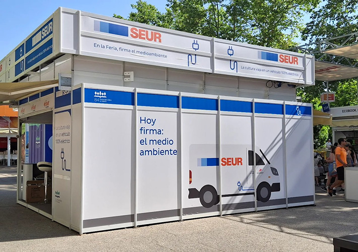 foto  SEUR refuerza su compromiso con la sostenibilidad en la Feria del Libro de Madrid 2026 como proveedor oficial de transporte.
